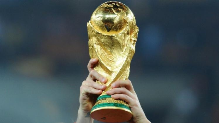 Wer hält ihn heute hoch? Deutschland und Argentinien spielen am Abend um den WM-Pokal. 