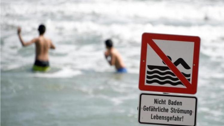 Starker Wind macht das Schwimmen an der Ostsee weiter zum Risiko. Entspannung ist laut dem Deutschen Wetterdienst erst zum Wochenende in Sicht. 
