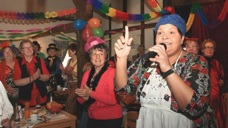 Voll war’s beim Rosenmontagsfrühstück der Lotter Landfrauen im Haus Hehwerth. Monika Schnieders singt – und die Stimmungswogen schlagen hoch. Fotos: Ursula Holtgrewe