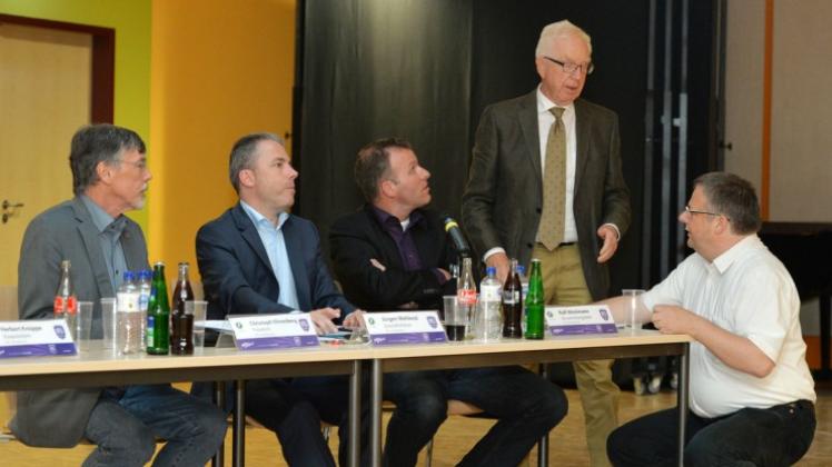 Szene aus der Mitgliederversammlung: Von links Christoph Ehrenberg, Jürgen Wehlend, Ralf Wöstmann, Herbert Knüppe und Axel Balzer.