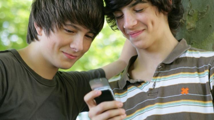 Aus Spaß kann schnell Ernst werden, wenn Jugendliche mit ihren Freunden Sexvideos teilen. Aus Spaß kann schnell Ernst werden, wenn Jugendliche mit ihren Freunden Sexvideos teilen.