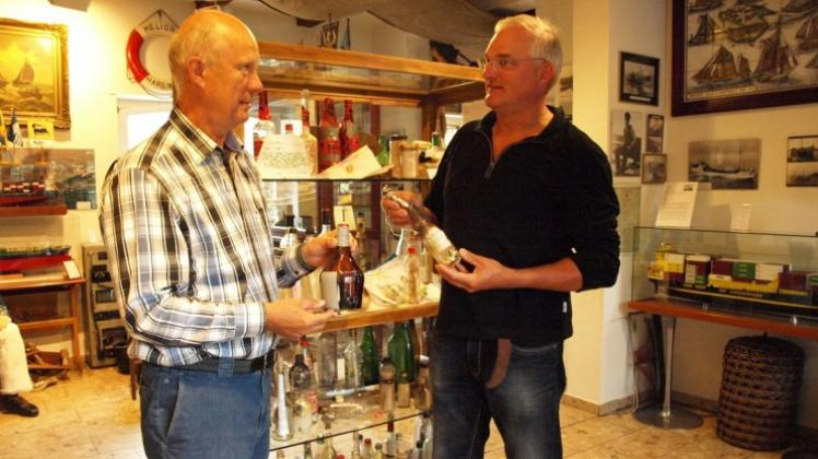 Reinhard Wessels vom Harener Schifffahrtsmuseum (links) lässt sich von Franky Beerens erklären was man so alles in einer Flaschenpost finden kann. 