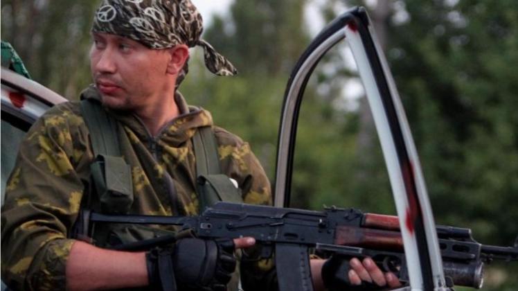 Schwer bewaffneter prorussischer Separatist. 