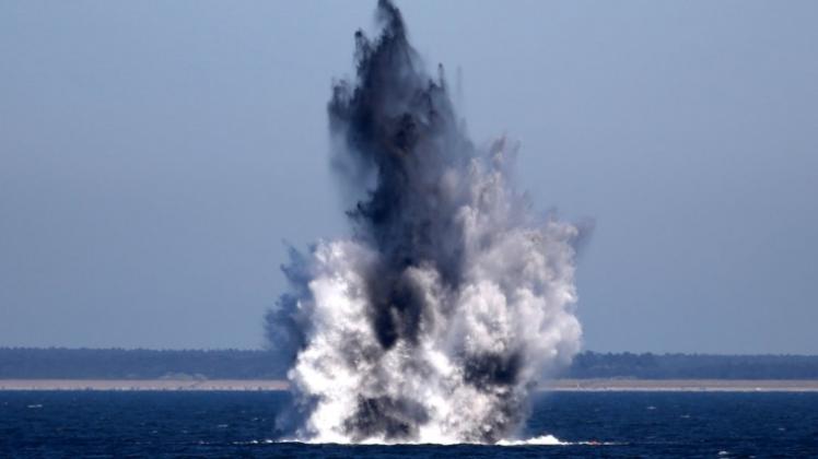 Eine Wasserbombe wird in der Ostsee in die Luft gesprengt. 