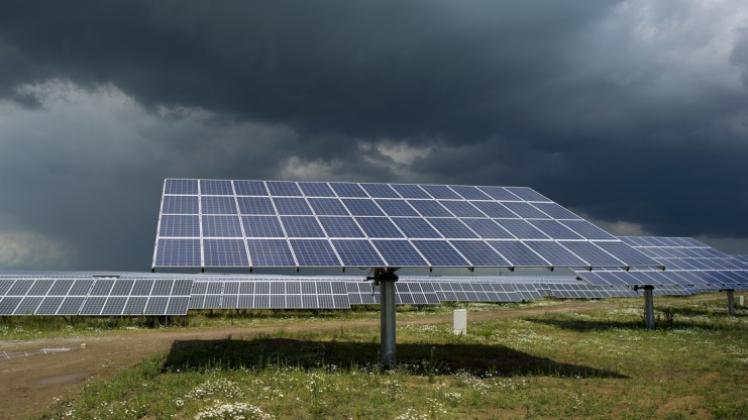 Fotovoltaik-Module finanzierten die Anleger mithilfe hoher Kredite und verpachteten die Technik dann an eine Osnabrücker Firma. Die Firma existiert nicht mehr, die Kreditverpflichtungen dagegen sehr wohl. 