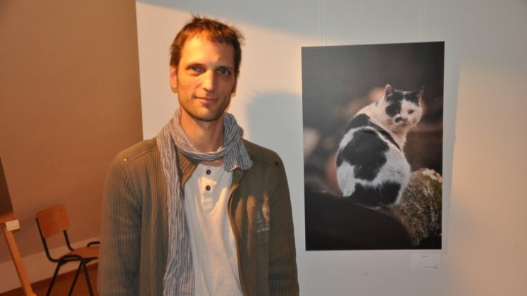Dag-Olaf Göpfert neben einer seiner Fotografien – dem Piraten. 