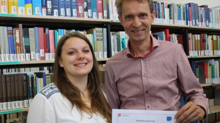 Das Gymnasium Oesede wurde als CertiLingua-Schule akkreditiert, teilt Koordinator Ralf Mertens mit. Linda Börs erhält das erste CertiLingua Exzellenzlabel. Das Gymnasium Oesede wurde als CertiLingua-Schule akkreditiert, teilt Koordinator Ralf Mertens mit. Linda Börs erhält das erste CertiLingua Exzellenzlabel.