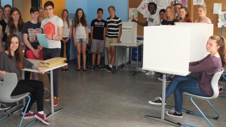 Zum Wahllokal  gestalteten die Schüler der Klasse 9e des Gymnasiums Georgianum ihren Klassenraum um.