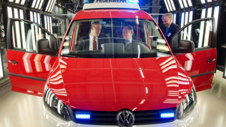 Bundesratspräsident Stephan Weil am Steuer eines Neufahrzeuges im VW-Werk Posen. Neben ihm sitzt Standortchef Jens Ocksen, der deutsche Botschafter in Polen, Rolf Nikel (rechts) schaut interessiert zu. 