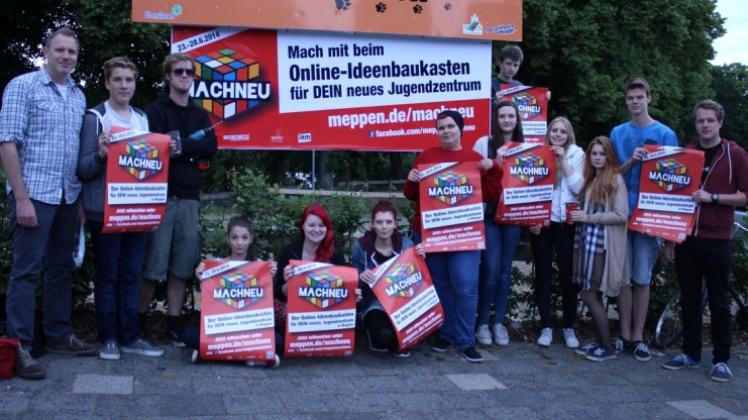 Bunte Würfel weisen den Weg: Das Team des Jugendzentrums Jam wirbt für den Ideenbaukasten „Mach neu“. 
