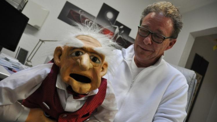 Seit fast 13 Jahren ein Team: In Sögel tritt Dr. Max Steuber vor allem mit Alois auf. Der Charakter ist mittlerweile 103 Jahre alt und hat Alzheimer. Mit ihm wird er voraussichtlich auch am Samstag auf der Bühne stehen. 
