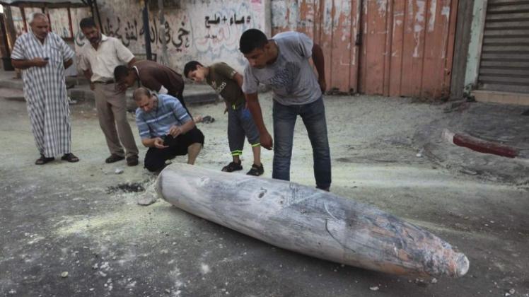 Palästinenser begutachten die Reste einer Rakete, die von Israelis auf den Gazastreifen abgefeuert wurde. 