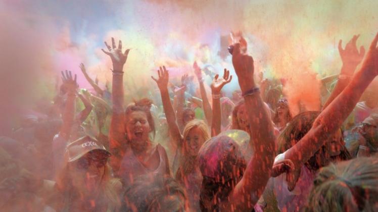 Pure Lebensfreude und Leidenschaft strahlen die Feiernden beim Holi One Color Festival in Kapstadt aus. Symbolfoto: dpa