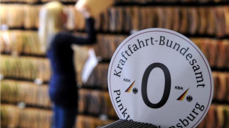 Durch die Umstellung auf das neue Punktesystem für Verkehrssünder sind rund 148 000 Autofahrer aus dem digitalen Bestand der Flensburger Datei gelöscht worden. 