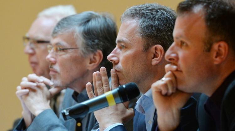 Die VfLer auf dem Podium bei der Mitgliederversammlung (von links): Herbert Knüppe, Christoph Ehrenberg, Jürgen Wehlend, Ralf Wöstmann. 