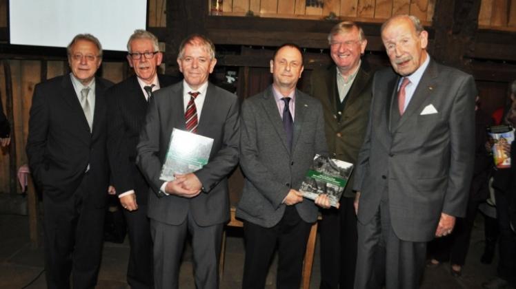 Viel Anerkennung für ihre Forschungsarbeit erfuhren die Autoren: (von links) Heiner Reinert, Jos Kaldenbach, Bernd Robben, Helmut Lensing, Bernard Krone sowie Constantin Freiherr Heereman von Zuydtwyck. Fotos: Heinz Krüssel