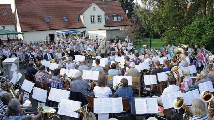 Zu Ehren des seit 120 Jahren bestehenden Belmer Posaunenchores fand jetzt das Kreisposaunenfest neben der evangelisch-lutherischen Christus-Kirche statt. 