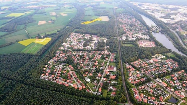 Gelb markiert sind auf diesem Luftbild die Hofstellen in der Nähe der Baugebiete Feldkamp (vorn links) und Schleusengruppe (hinten) in Meppen. Grafik: Stadt Meppen