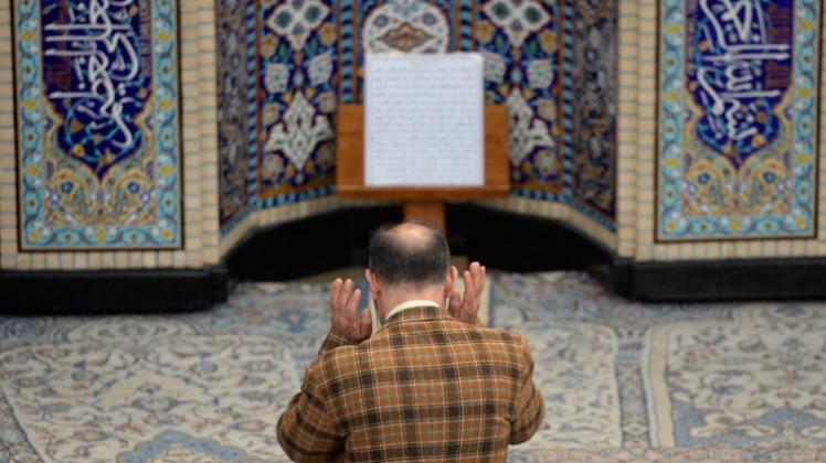 Ein Mann betet in einer Moschee in Berlin. 