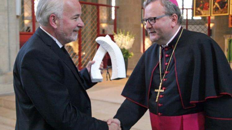 Auch Bischof Franz-Josef Bode (rechts) wünschte Landessuperintendent Burghard Krause alles Gute. 