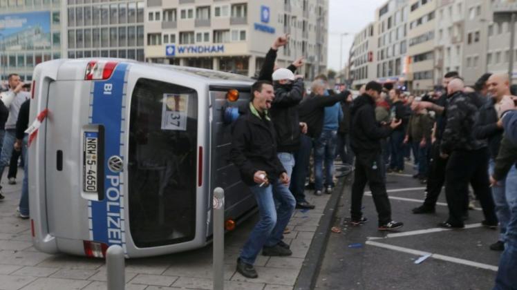 Auf dem Breslauer Platz hinter dem Hauptbahnhof haben Hooligan-Demonstranten einen Polizeitransporter umgeworfen. 