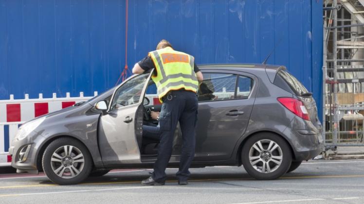 Täglich hält die Polizei Autofahrer an, die trotz Sperrung auf den Neumarkt gefahren sind. In der Regel werden die Verkehrssünder dann mit 20 Euro zur Kasse gebeten. 