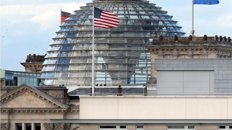 Das Dach der US-amerikanischen Botschaft in Berlin. 