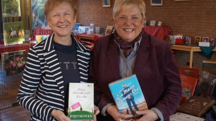 Sorgten für eine tolle Bücherauswahl: Mathilde Dieme (links) und Maria Walter von der katholischen Bücherei Gesmold mit ihren aktuellen Lieblingsbüchern. 