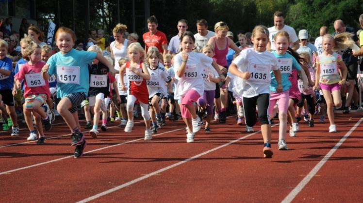 Start der Kinder beim Sparkassen-Citylauf Meppen 2013. In diesem Jahr wird auf dem Leinpfad und an der Schülerwiese gelaufen. 