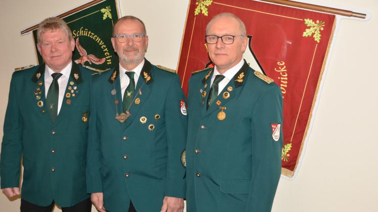 Hermann-Josef Witte (Mitte) bleibt Präsident der Schützen in Kerßenbrock-Küingdorf. Ihm stehen die Vizepräsidenten Karl-Heinz Stumpe (rechts) und Franz-Josef Hagedorn (links) zur Seite.