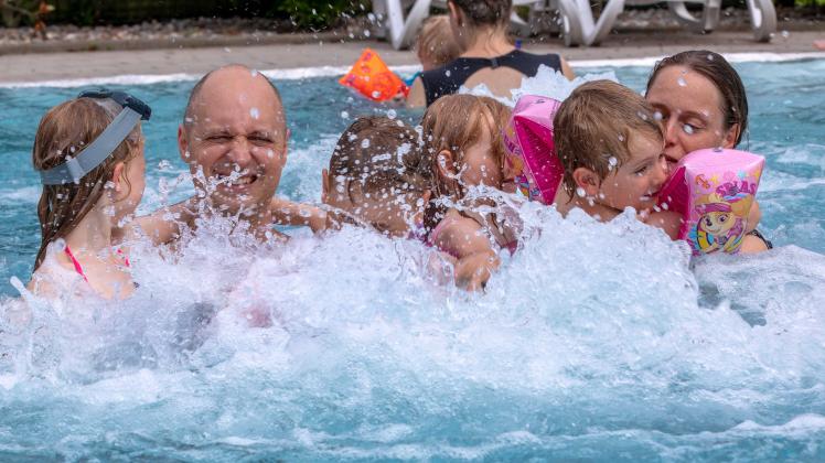 Zum Spaß im Nass gehört auch eine angenehme Wassertemperatur. (Archivfoto) Osnabrück: Die Schwimmbäder öffnen heute wieder / Modellprojekt in der Stadt. 03.06.2021