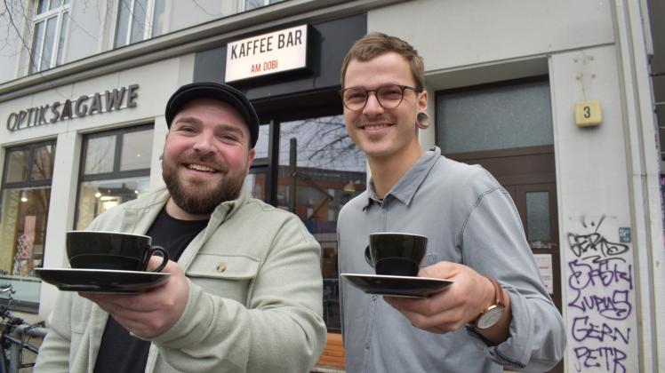 Die Brüder Hannes (r.) und Philip Scholze haben sich den Traum vom eigenen Café erfüllt - ihre Kaffee bar am Dobi eröffnet am Donnerstag.