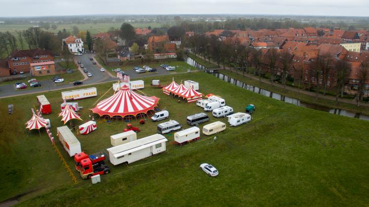 Auf der Ziegenwiese in Boizenburg hat sich der Zirkus Frank zu einem großen Ostergastspiel niedergelassen.