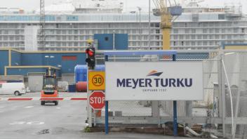 Tor Meyer Turku mit Kreuzfahrtschiff von TUI Cruises im Bau