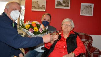 100 Jahre ist Frieda Friedel am Mittwoch geworden. Ortsbürgermeister Winfried Müller und Einrichtungsleiter Marco Bergmann (von links) gratulieren.