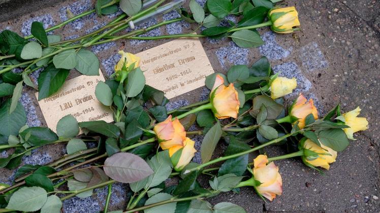 Denksteine für das Ehepaar Lilli und Günther Brann: Vor dem Haus Margaretenstraße 59a gedachten Rostocker des 1944 in Auschwitz ermordeten jüdischen Ehepaares.