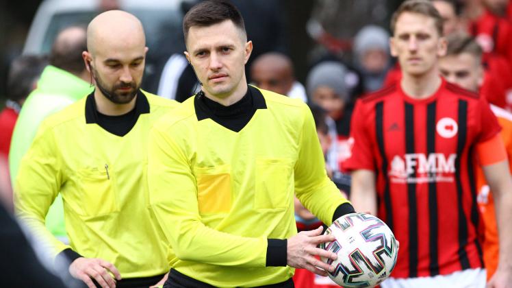 Fußball, Saison 2021/2022, Oberliga Hamburg, Meisterrunde, WTSV Concordia - HEBC (2:1). Schiedsrichter Denys Shurman beg