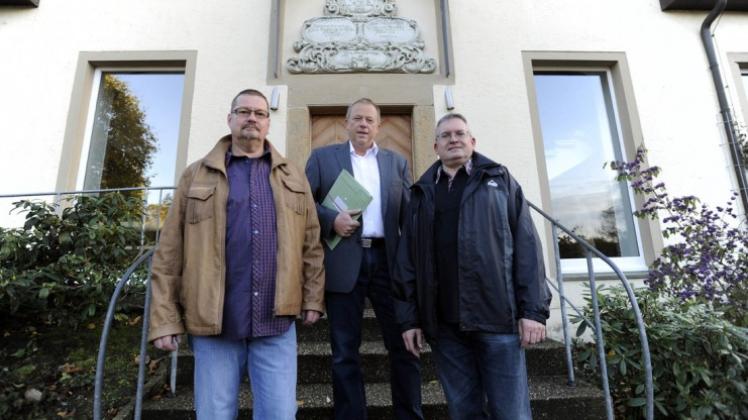 Sie haben die Grundstücke ihrer Häuser bei der Klosterkammer Hannover gepachtet und verlangen jetzt faire Verträge: die Ruller (von links) Martin Knöpke, WWG-Ratsherr Ludger Meyer und Udo Meyer. 