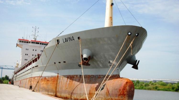 Der Frachter „Lavina“ wurde zwangsversteigert, nachdem er schon Monate lang im Papenburger Hafen festlag. 