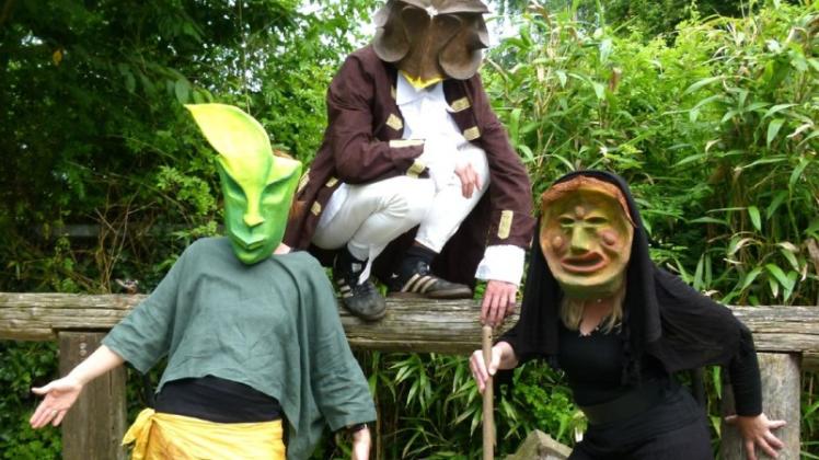 Wie Wesen auseiner anderen Wirklichkeit: Die Masken aus dem Workshop mit Künstlerin Dorothea Jöllenbeck entfalten beim Aktionswochenende „Ein Dorf wird Kunst“ ihr geheimnisvolles Leben. 