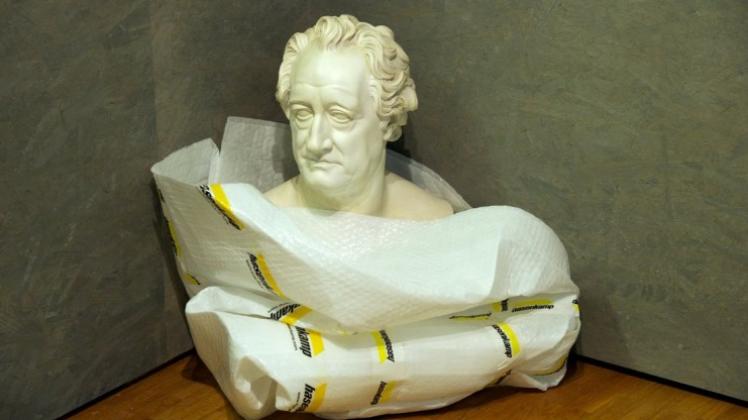 a:2:{s:7:"default";s:168:"Die Büste des deutschen Dichters Johann Wolfgang von Goethe (1749-1832) steht verhüllt im Stadtgeschichtlichen Museum Leipzig in Leipzig (Sachsen). 