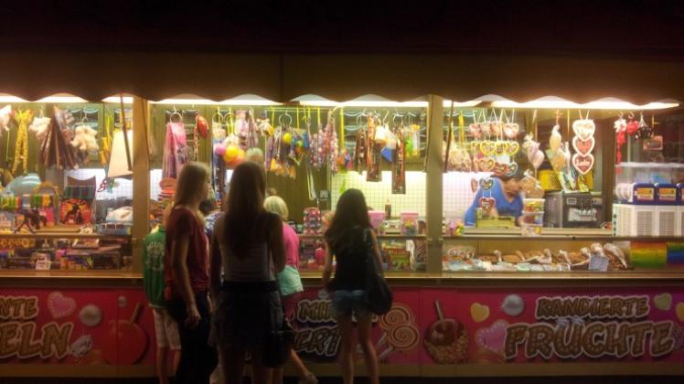 Für bunte Lichter sorgten am Samstagabend nicht nur die Süßigkeitenbuden auf dem Festivalgelände am Heeder See. 