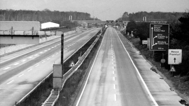 Autofreier Sonntag: Blick auf eine leere Autobahn bei Frankfurt am Main am 25.11.1973. Wegen der Ölkrise wurde damals zum ersten Mal ein sonntägliches Fahrverbot verhängt. 