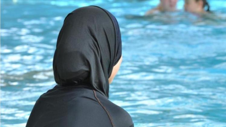 Muslimische Mädchen müssen nach einem Urteil des Bundesverwaltungsgerichts am Schwimmunterricht teilnehmen, notfalls im Ganzkörperbadeanzug Burkini. Osnabrücker Muslima, Islamexperten und die Ditib-Gemeinde lehnen das ab. 