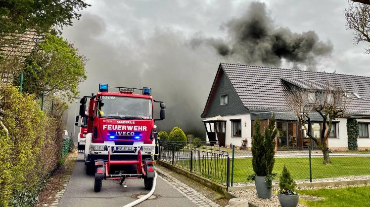 Meterhohe Flammen zerstören Werkstatt in Rechlin