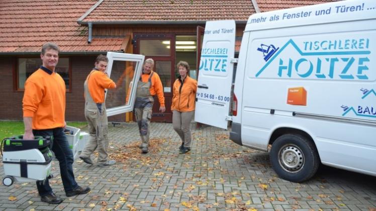 Tischlermeister René Holtze berät Kunden über Sicherheit an Türen und Fenstern, aktiv dabei sind seine Mitarbeiter Marlon Blümke und Martin Klein Huxel sowie Ehefrau Annefriede Holtze. 