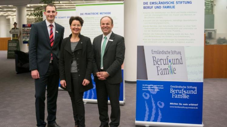 Um Familiensinn in Unternehmen geht es in einer Ausstellung in der Sparkasse. Zur Eröffnung kamen (von links): Axel Kropp, (Sparkasse), Ursula Günster-Schöning, Unternehmenscoach, und Siegfried Gladis (Sparkasse). 