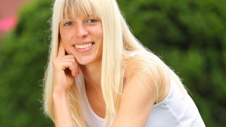 Die erste lesbische Kandidatin bei „Bauer sucht Frau“: Lena (24) aus Ostfriesland wird bei RTL zur „patenten Jungbäuerin“ und unter peinlicher Vermeidung aller Lesbenklischees als gute Partie gezeigt. 