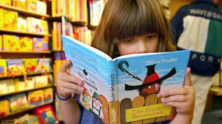 Lesen macht Spaß: Konzentriert liest die achtjährige Anja Rieder im Kinderbuch „Räuber Hotzenplotz“ von Otfried Preußler. 