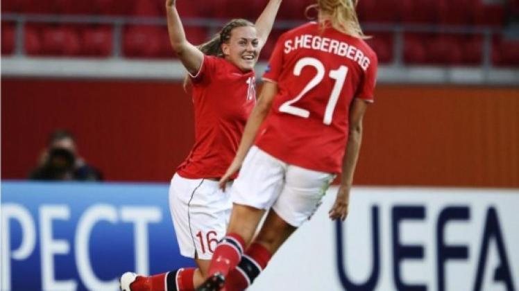 Kristine Hegland (l) jubelt mit Teamkameradin Ada Hegerberg über das 1:0 gegen Island. Foto: Patric Soderstrom